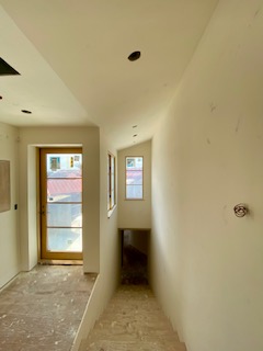 minimalist-staircase-landing-natural-light